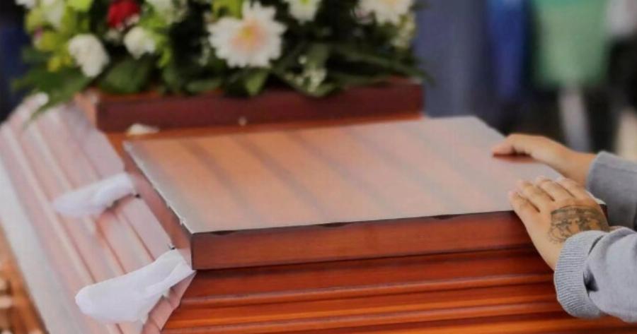 «Πάγωσαν» όσοι ήταν στο γραφείο τελετών: Η νεκρή “ζωντάνεψε” και άρχισε να αναπνέει μέσα από το φέρετρο