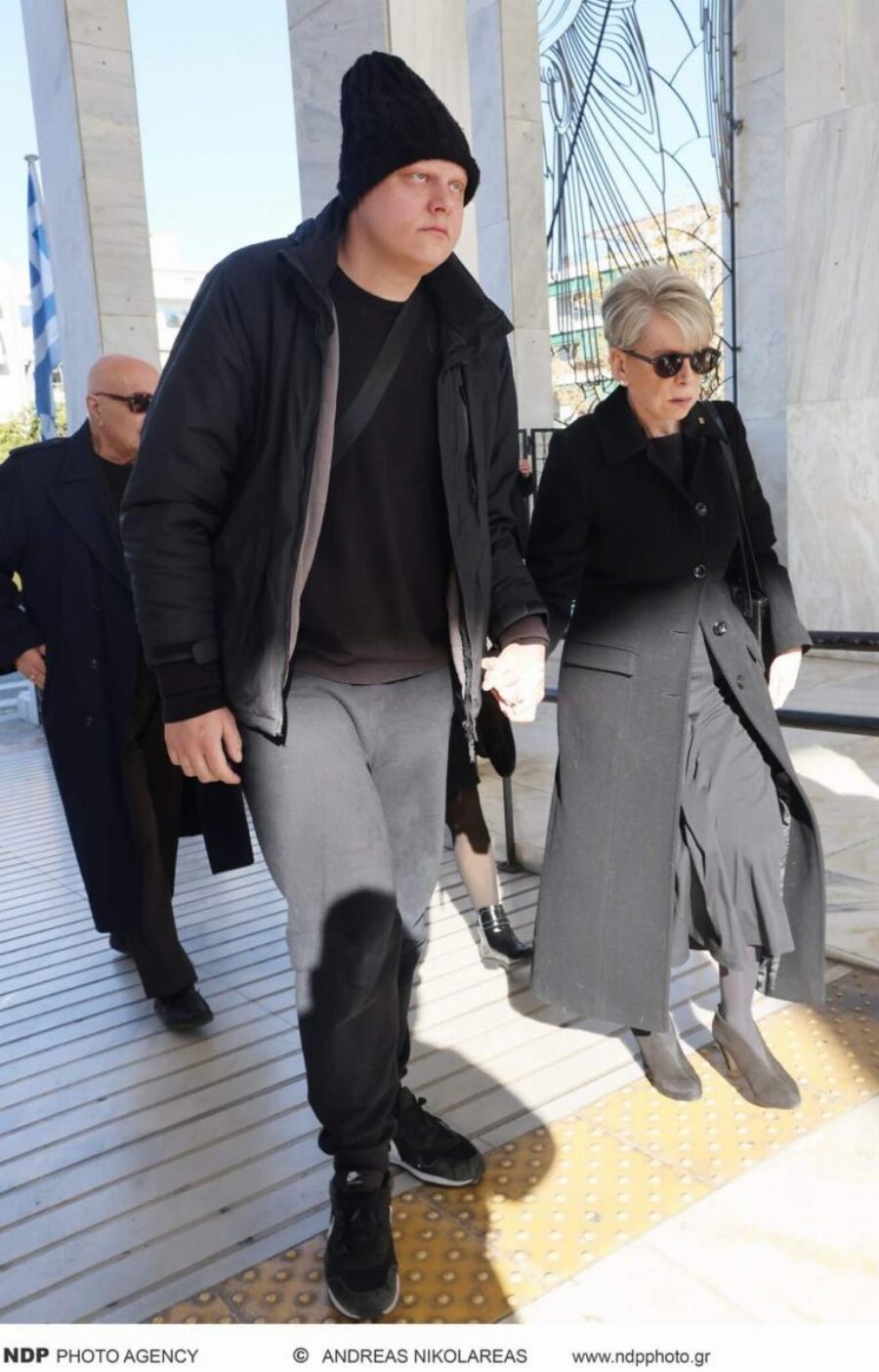 Θρήνος στην κηδεία της Σύλβα Ακρίτα – Συντετριμμένη η κόρη της, Έλενα Ακρίτα, στο πλευρό του γιου της