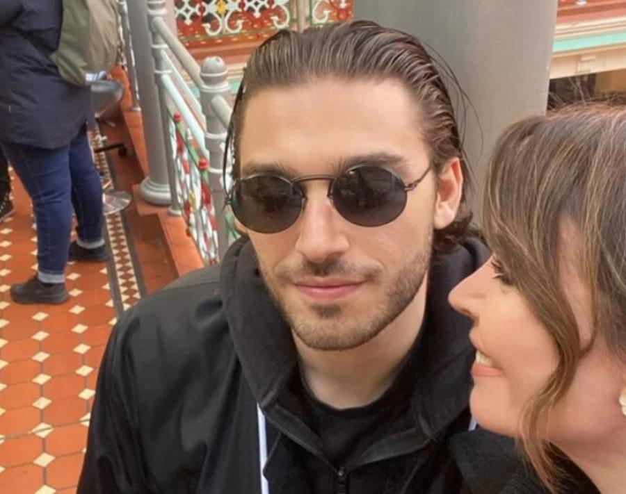 Πανέμορφη στο Λονδίνο η Λυδία Ευαγγελάτου: Ταξίδεψε από τη Νέα Υόρκη για family reunion και ήταν όλοι σαν γαλαζοαίματοι