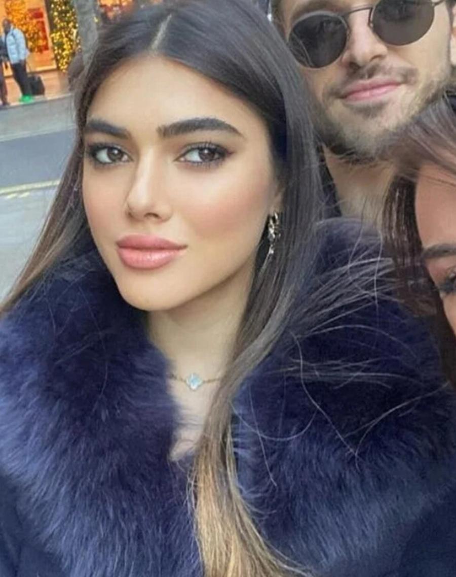 Πανέμορφη στο Λονδίνο η Λυδία Ευαγγελάτου: Ταξίδεψε από τη Νέα Υόρκη για family reunion και ήταν όλοι σαν γαλαζοαίματοι