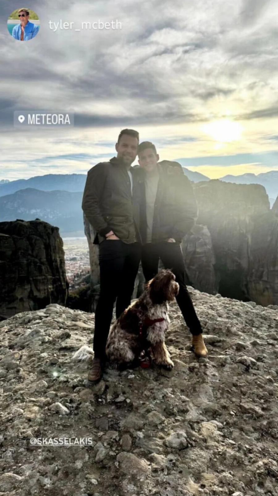 Έτοιμοι για τον Άγιο Βαλεντίνο: Η ρομαντική φωτογραφία του Κασσελάκη αγκαλιά με τον Τάιλερ στα Μετέωρα
