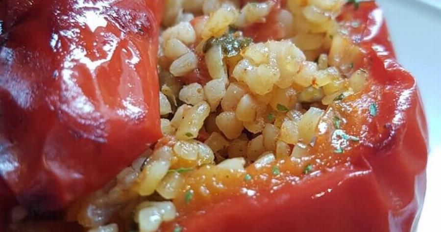 Γεμιστές πιπεριές με πλιγούρι: Η νηστίσιμη συνταγή που γίνεται ανάρπαστη