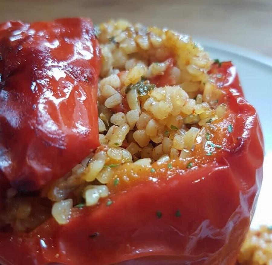 Γεμιστές πιπεριές με πλιγούρι: Η νηστίσιμη συνταγή που γίνεται ανάρπαστη