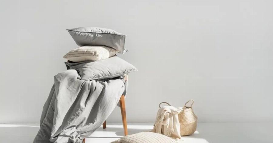 Κιτρινισμένα μαξιλάρια; Βρήκαμε το κόλπο για να γίνουν κάτασπρα σαν καινούρια