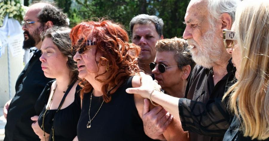 Μαίρη Ραζή: Ράκος στην κηδεία του συζύγου της – Υποβασταζόμενη από την κόρη της (Φωτογραφίες)