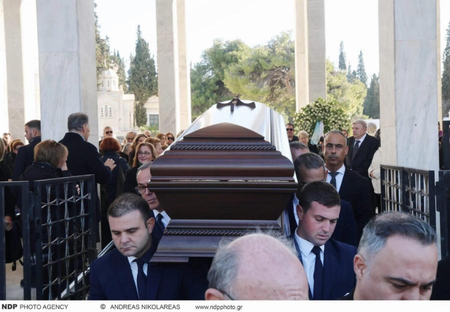 Θρήνος στην κηδεία της Σύλβα Ακρίτα – Συντετριμμένη η κόρη της, Έλενα Ακρίτα, στο πλευρό του γιου της