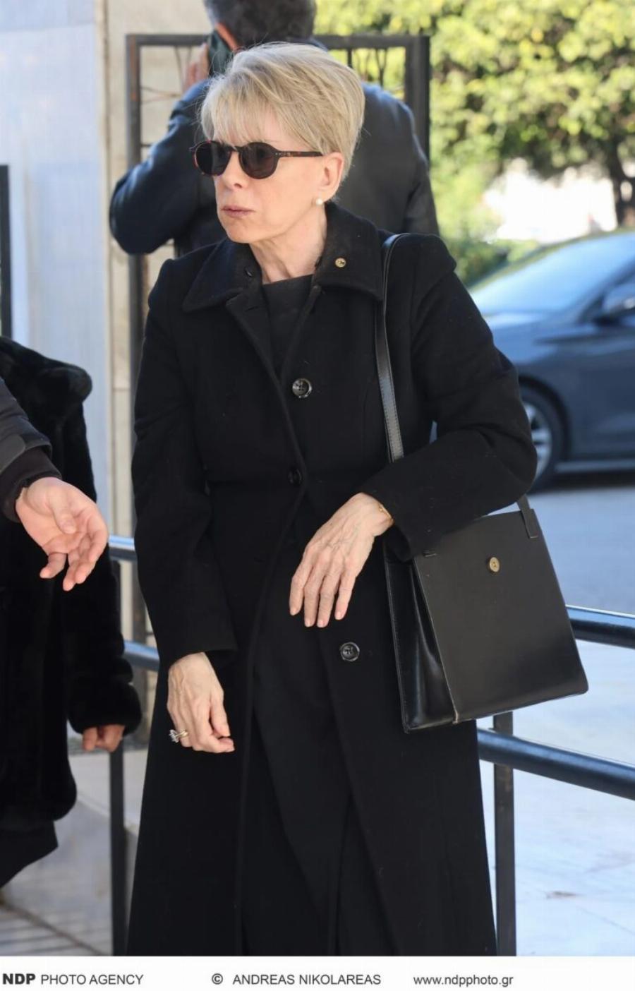 Θρήνος στην κηδεία της Σύλβα Ακρίτα – Συντετριμμένη η κόρη της, Έλενα Ακρίτα, στο πλευρό του γιου της