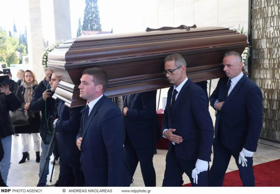 Θρήνος στην κηδεία της Σύλβα Ακρίτα – Συντετριμμένη η κόρη της, Έλενα Ακρίτα, στο πλευρό του γιου της