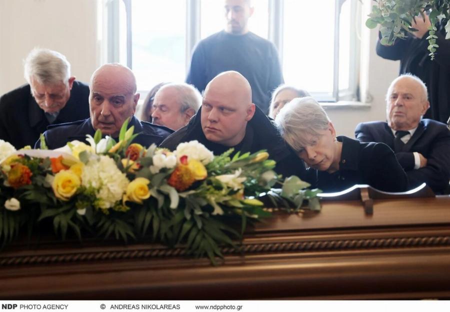 Θρήνος στην κηδεία της Σύλβα Ακρίτα – Συντετριμμένη η κόρη της, Έλενα Ακρίτα, στο πλευρό του γιου της