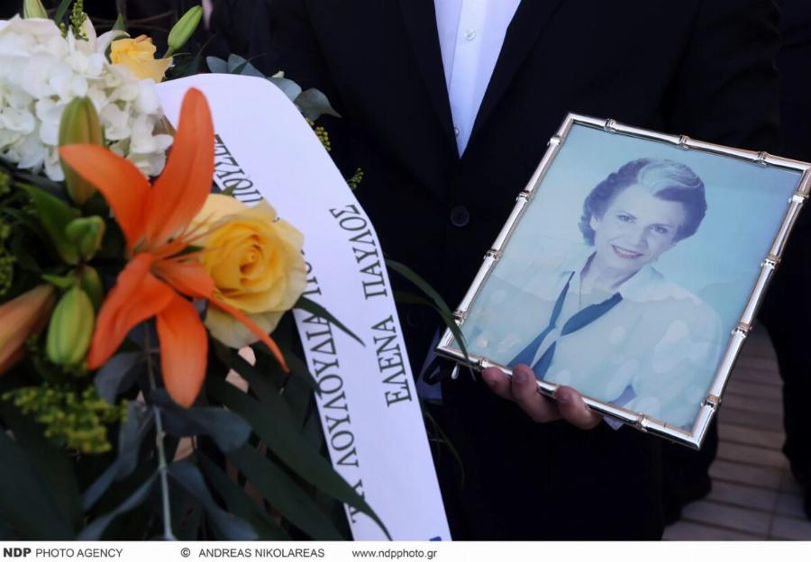Θρήνος στην κηδεία της Σύλβα Ακρίτα – Συντετριμμένη η κόρη της, Έλενα Ακρίτα, στο πλευρό του γιου της