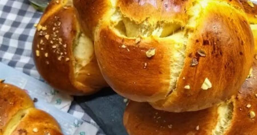 Εύκολα τσουρέκια αφράτα – Η συνταγή που πετυχαίνει χωρίς κόπο