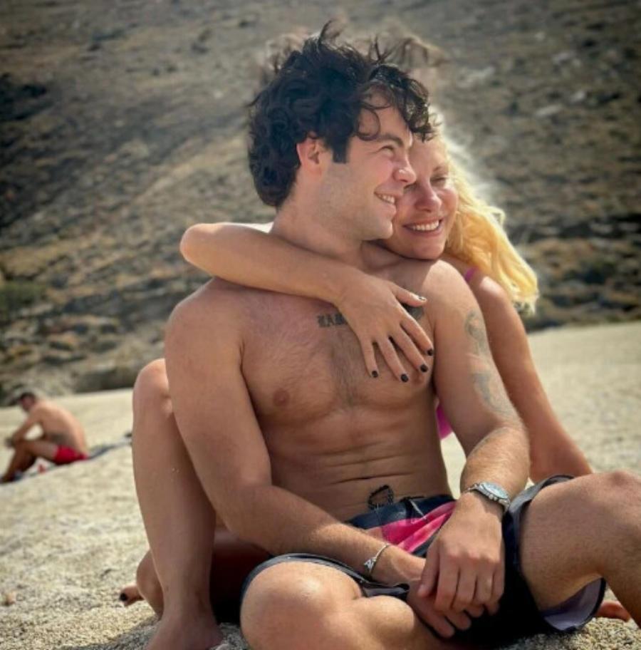 Ο πιο περιζήτητος Έλληνας – Χαμός με τις νέες φωτογραφίες από τη παραλία της Ελένης Μεναγάκη με τον γιο της