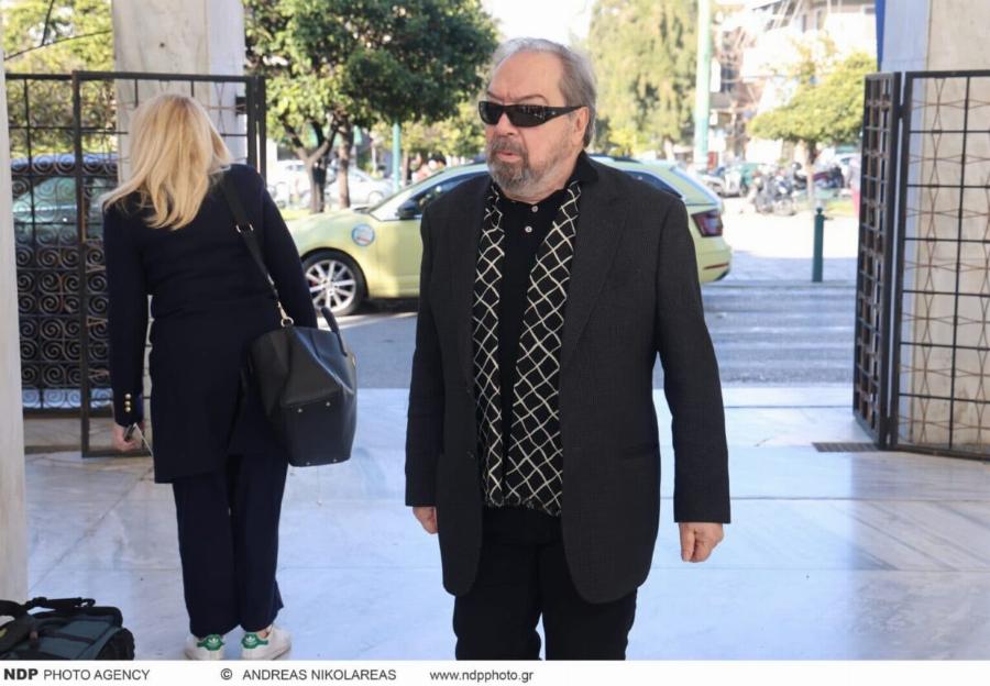 Θρήνος στην κηδεία της Σύλβα Ακρίτα – Συντετριμμένη η κόρη της, Έλενα Ακρίτα, στο πλευρό του γιου της