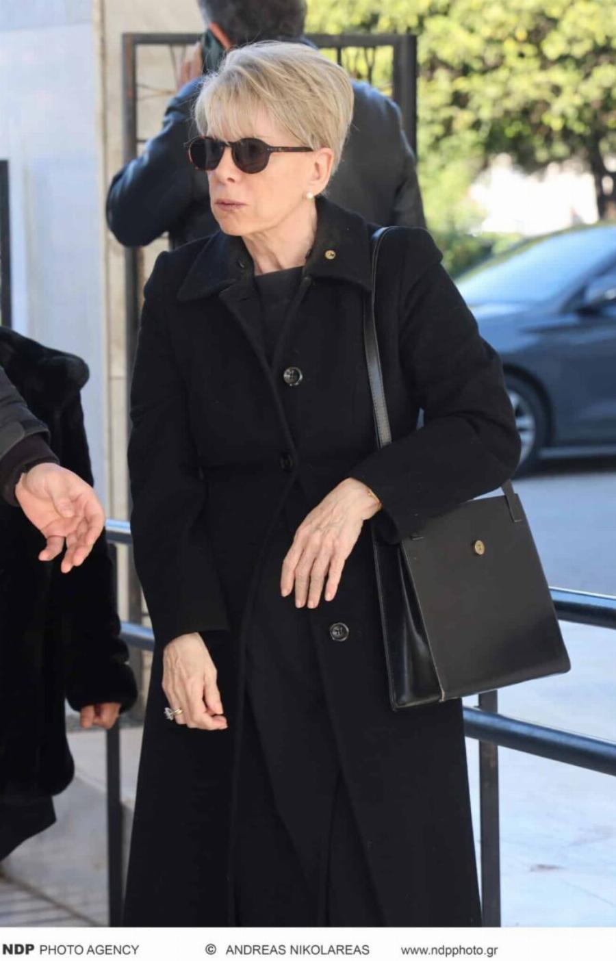 Θρήνος στην κηδεία της Σύλβα Ακρίτα – Συντετριμμένη η κόρη της, Έλενα Ακρίτα, στο πλευρό του γιου της