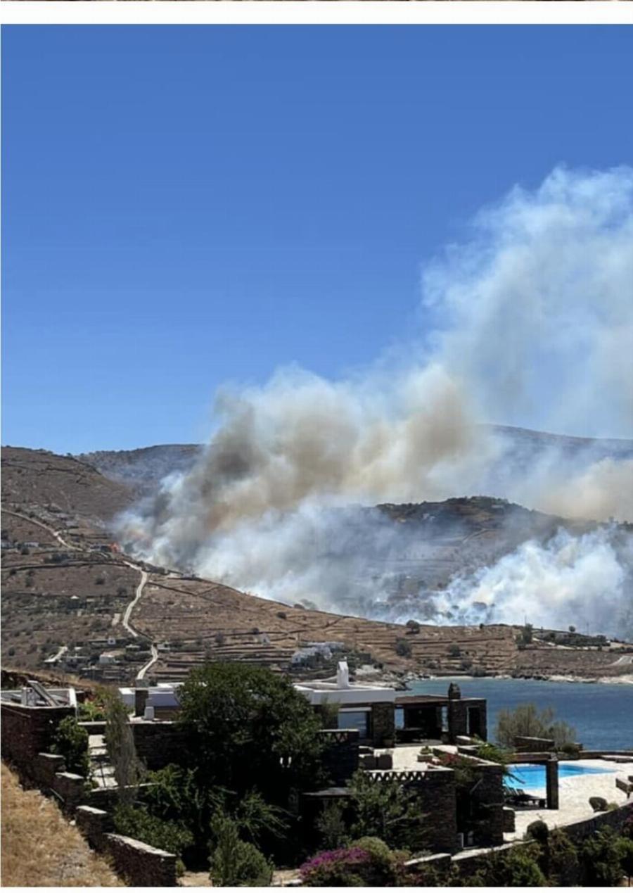 Φωτιά τώρα σε νησί: Σηκώθηκαν αερόπλανα και ελικόπτερα – «Απομακρυνθείτε τώρα» – Καίγονται κατοικίες