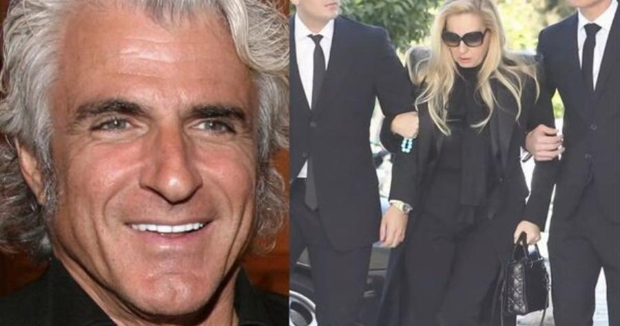 Κηδεία Αντώνη Λυμπέρη: Yποβασταζόμενη η σύζυγός του, Έλενα – Το τεράστιο στεφάνι που του έστειλε, πάνω έγραφε μόνο 3 λέξεις