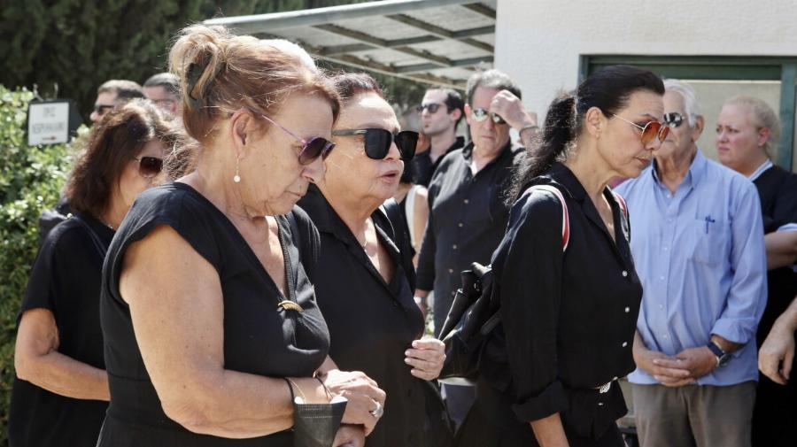 Κηδεία Κατρανίδη τώρα: Κατέρρευσε η Μίρκα Παπακωνσταντίνου – Τον «αποχαιρετά» με δάκρυα στα μάτια