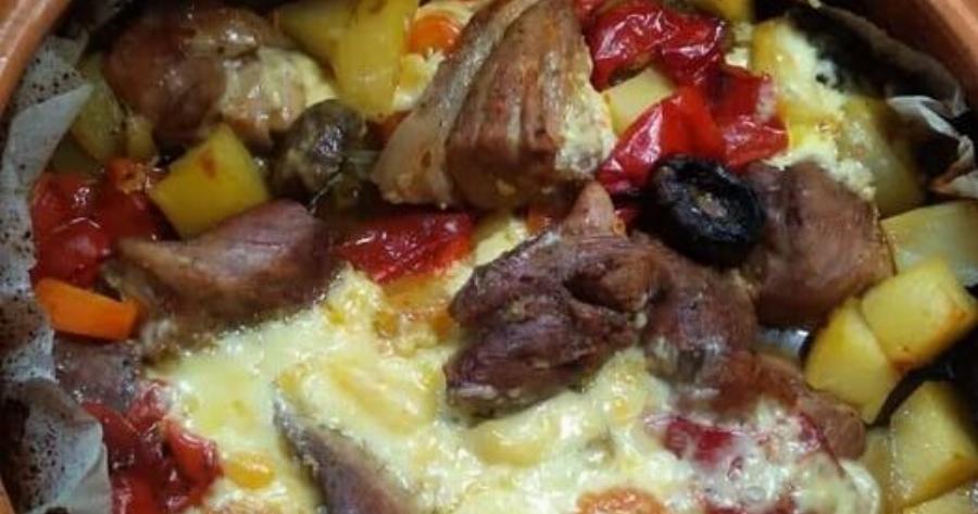 Εξοχικό χοιρινό στο πήλινο με πατάτες και λαχανικά – εύκολη συνταγή