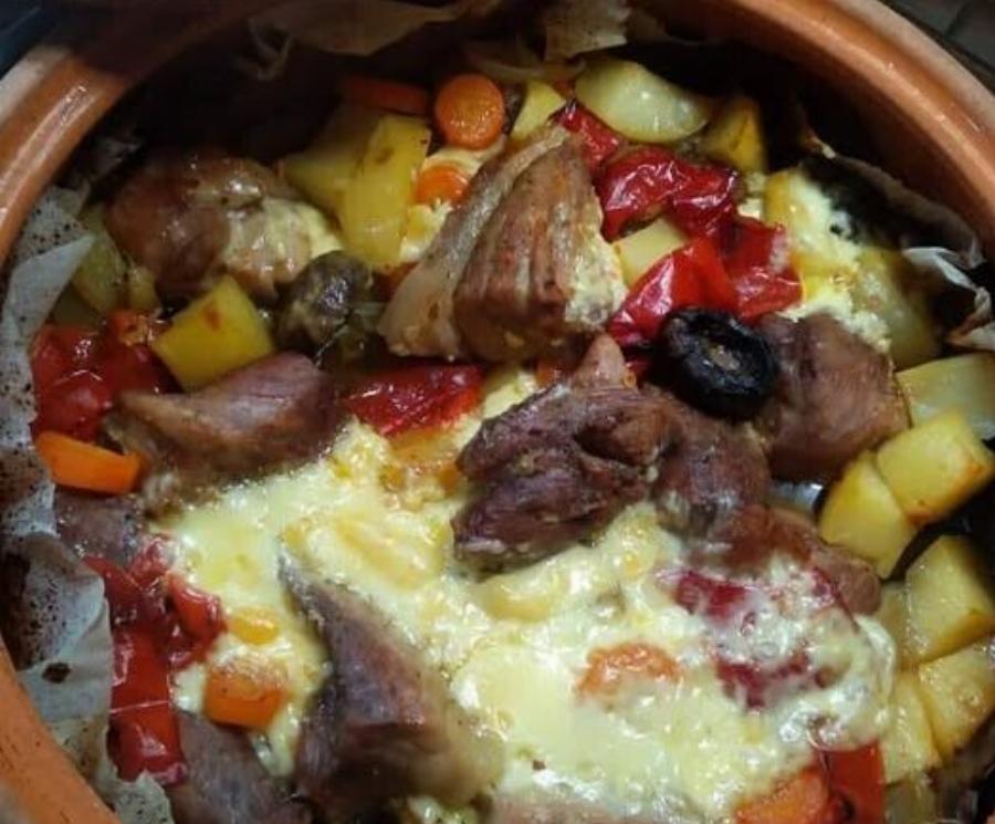 Εξοχικό χοιρινό στο πήλινο με πατάτες και λαχανικά – εύκολη συνταγή