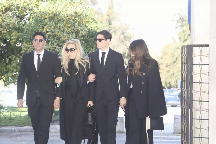 Κηδεία Αντώνη Λυμπέρη: Yποβασταζόμενη η σύζυγός του, Έλενα – Το τεράστιο στεφάνι που του έστειλε, πάνω έγραφε μόνο 3 λέξεις