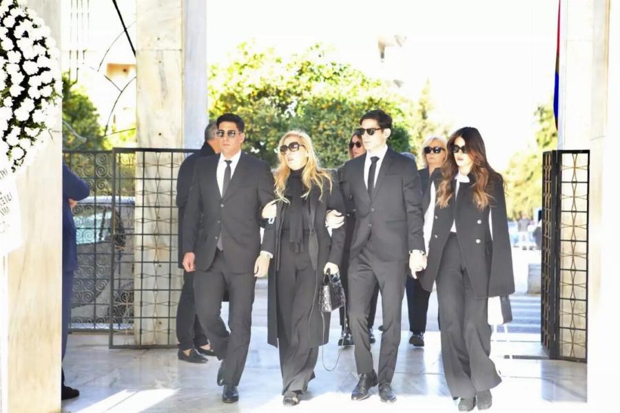 Κηδεία Αντώνη Λυμπέρη: Yποβασταζόμενη η σύζυγός του, Έλενα – Το τεράστιο στεφάνι που του έστειλε, πάνω έγραφε μόνο 3 λέξεις