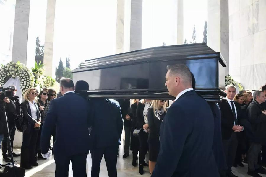 Κηδεία Αντώνη Λυμπέρη: Yποβασταζόμενη η σύζυγός του, Έλενα – Το τεράστιο στεφάνι που του έστειλε, πάνω έγραφε μόνο 3 λέξεις