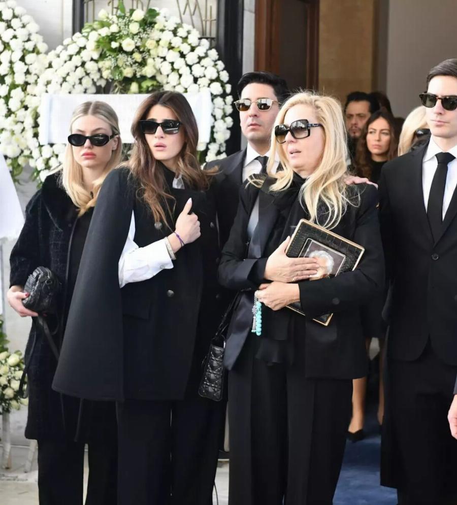 Κηδεία Αντώνη Λυμπέρη: Yποβασταζόμενη η σύζυγός του, Έλενα – Το τεράστιο στεφάνι που του έστειλε, πάνω έγραφε μόνο 3 λέξεις