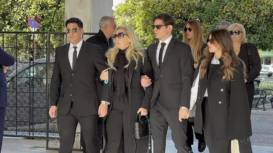 Κηδεία Αντώνη Λυμπέρη: Yποβασταζόμενη η σύζυγός του, Έλενα – Το τεράστιο στεφάνι που του έστειλε, πάνω έγραφε μόνο 3 λέξεις