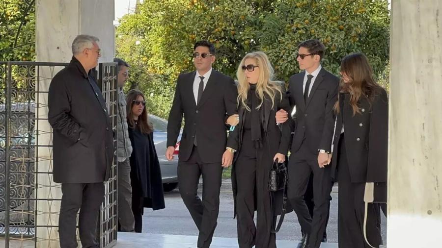 Κηδεία Αντώνη Λυμπέρη: Yποβασταζόμενη η σύζυγός του, Έλενα – Το τεράστιο στεφάνι που του έστειλε, πάνω έγραφε μόνο 3 λέξεις