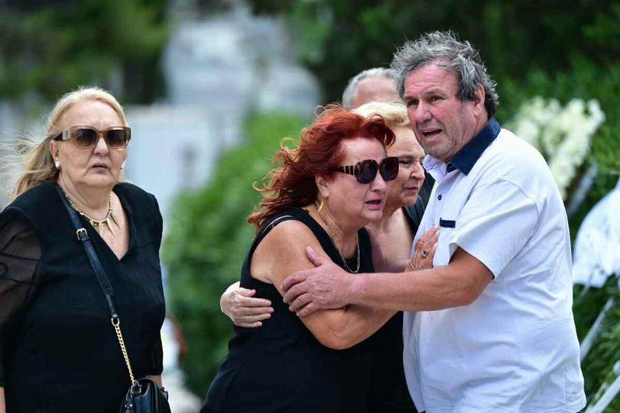 Μαίρη Ραζή: Ράκος στην κηδεία του συζύγου της – Υποβασταζόμενη από την κόρη της (Φωτογραφίες)