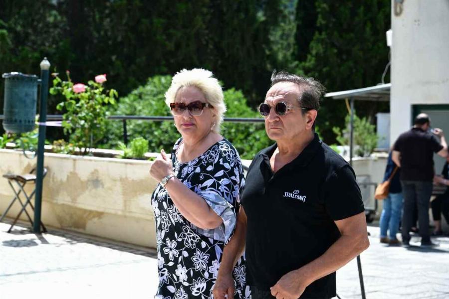 Μαίρη Ραζή: Ράκος στην κηδεία του συζύγου της – Υποβασταζόμενη από την κόρη της (Φωτογραφίες)
