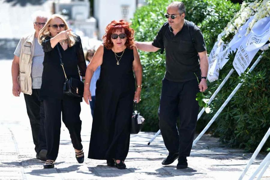 Μαίρη Ραζή: Ράκος στην κηδεία του συζύγου της – Υποβασταζόμενη από την κόρη της (Φωτογραφίες)