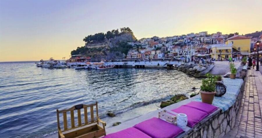 Βρήκαμε την πιο όμορφη παραλιακή πόλη της Ελλάδας κι είναι παραμυθένια