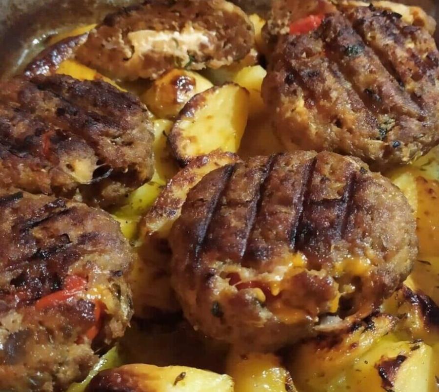 Τα γεμιστά μπιφτέκια της μαμάς που δεν βγαίνουν ποτέ στεγνά – Το μυστικό με τη φέτα που τους ξετρέλανε!