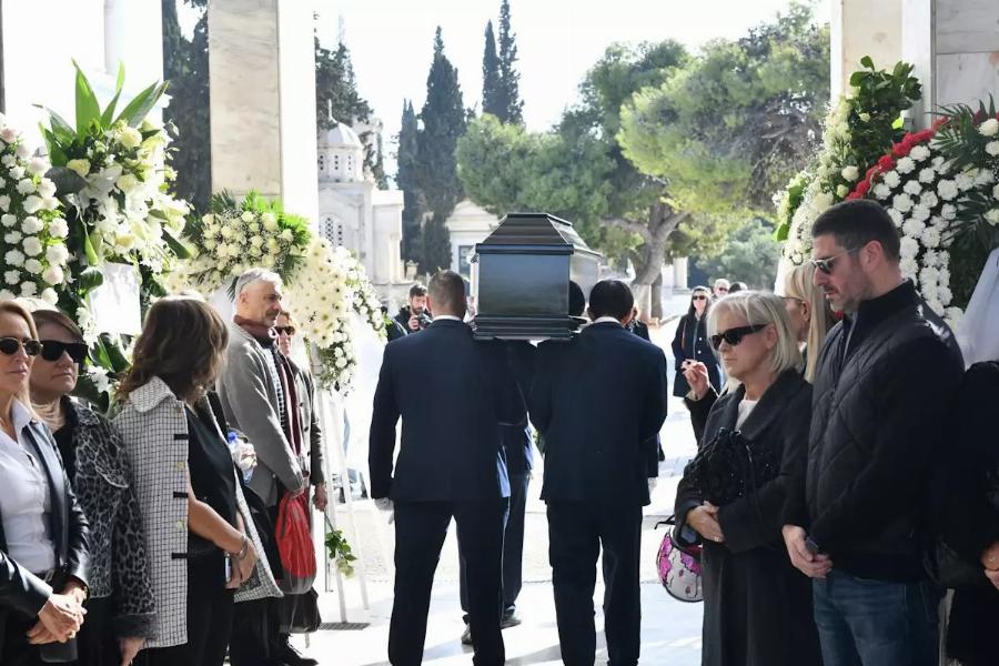 Κηδεία Αντώνη Λυμπέρη: Yποβασταζόμενη η σύζυγός του, Έλενα – Το τεράστιο στεφάνι που του έστειλε, πάνω έγραφε μόνο 3 λέξεις