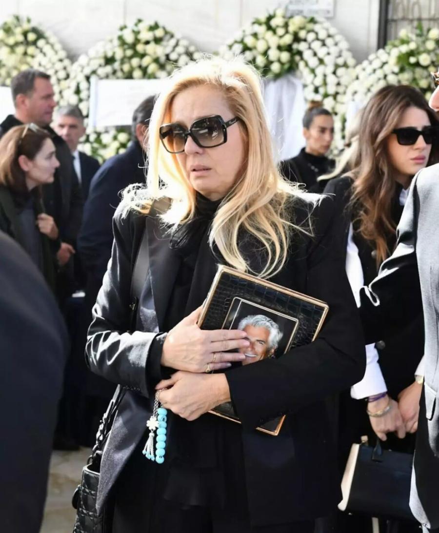 Κηδεία Αντώνη Λυμπέρη: Yποβασταζόμενη η σύζυγός του, Έλενα – Το τεράστιο στεφάνι που του έστειλε, πάνω έγραφε μόνο 3 λέξεις