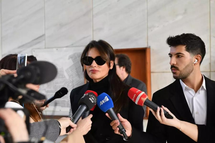 Κηδεία Αντώνη Λυμπέρη: Yποβασταζόμενη η σύζυγός του, Έλενα – Το τεράστιο στεφάνι που του έστειλε, πάνω έγραφε μόνο 3 λέξεις