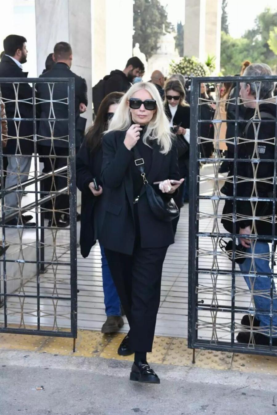 Κηδεία Αντώνη Λυμπέρη: Yποβασταζόμενη η σύζυγός του, Έλενα – Το τεράστιο στεφάνι που του έστειλε, πάνω έγραφε μόνο 3 λέξεις