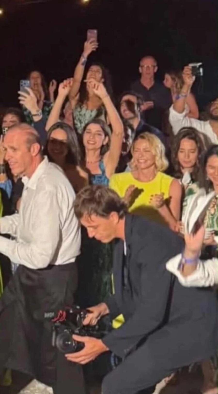 Τζένη Μπαλατσινού: Με κίτρινη τουαλέτα στο γλέντι για τον γάμο της κόρης της στη Μεσσηνία-Εξαφανισμένος ο υπουργός Κικίλιας