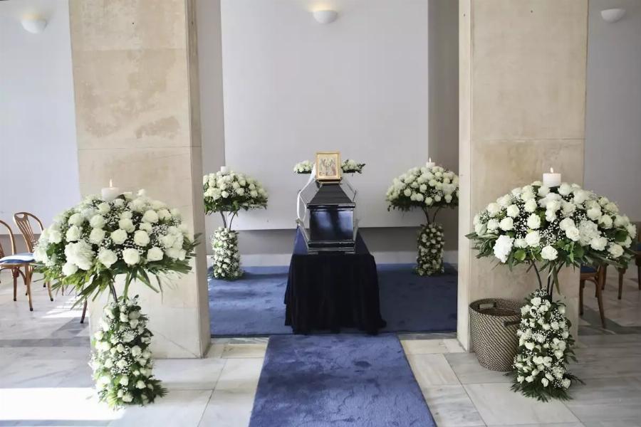 Κηδεία Αντώνη Λυμπέρη: Yποβασταζόμενη η σύζυγός του, Έλενα – Το τεράστιο στεφάνι που του έστειλε, πάνω έγραφε μόνο 3 λέξεις