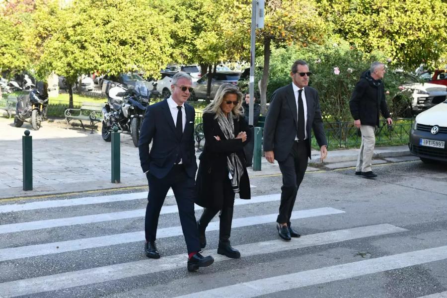 Κηδεία Αντώνη Λυμπέρη: Yποβασταζόμενη η σύζυγός του, Έλενα – Το τεράστιο στεφάνι που του έστειλε, πάνω έγραφε μόνο 3 λέξεις