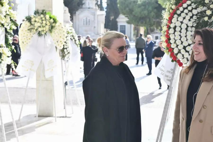 Κηδεία Αντώνη Λυμπέρη: Yποβασταζόμενη η σύζυγός του, Έλενα – Το τεράστιο στεφάνι που του έστειλε, πάνω έγραφε μόνο 3 λέξεις