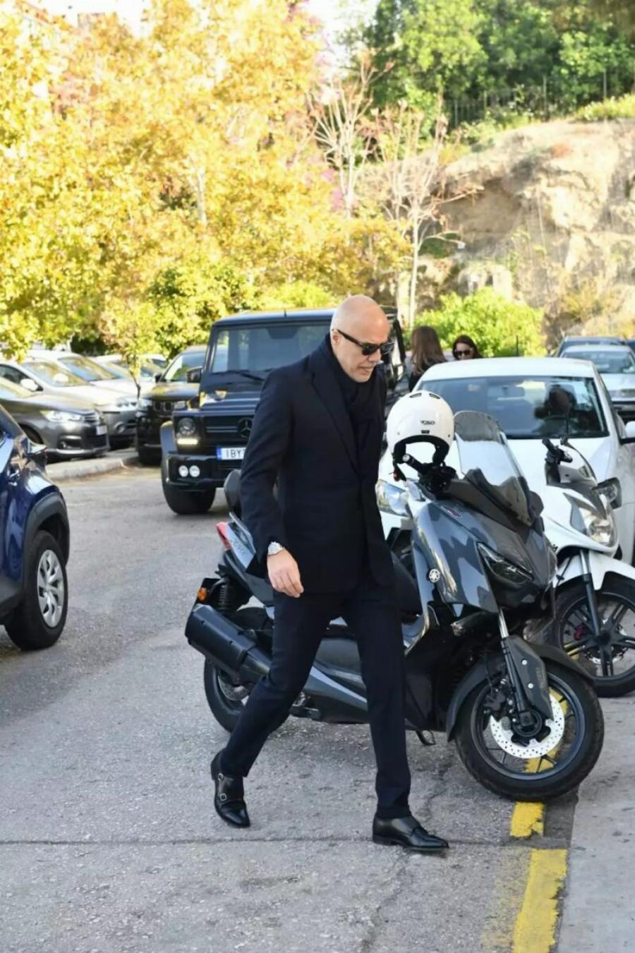 Κηδεία Αντώνη Λυμπέρη: Yποβασταζόμενη η σύζυγός του, Έλενα – Το τεράστιο στεφάνι που του έστειλε, πάνω έγραφε μόνο 3 λέξεις