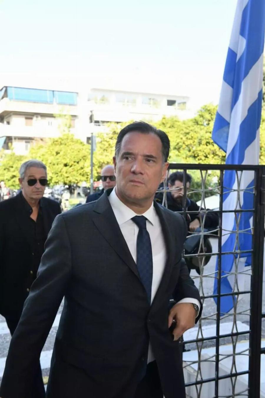 Κηδεία Αντώνη Λυμπέρη: Yποβασταζόμενη η σύζυγός του, Έλενα – Το τεράστιο στεφάνι που του έστειλε, πάνω έγραφε μόνο 3 λέξεις