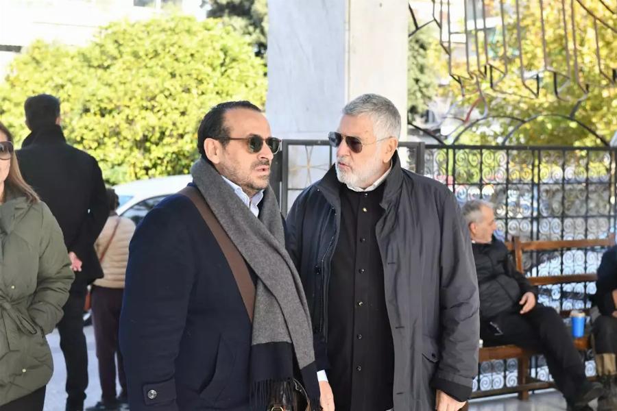 Κηδεία Αντώνη Λυμπέρη: Yποβασταζόμενη η σύζυγός του, Έλενα – Το τεράστιο στεφάνι που του έστειλε, πάνω έγραφε μόνο 3 λέξεις