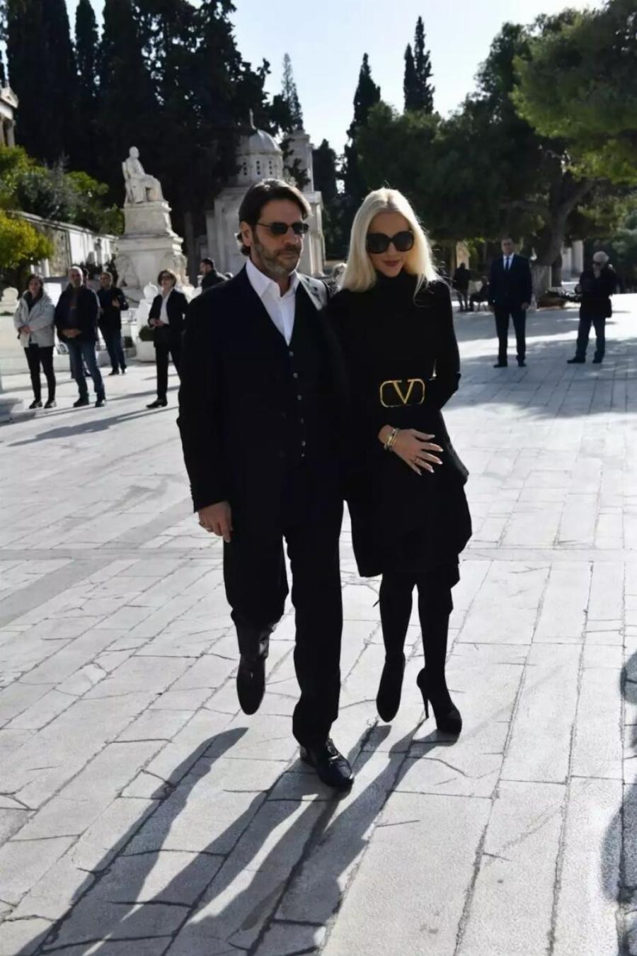 Κηδεία Αντώνη Λυμπέρη: Yποβασταζόμενη η σύζυγός του, Έλενα – Το τεράστιο στεφάνι που του έστειλε, πάνω έγραφε μόνο 3 λέξεις