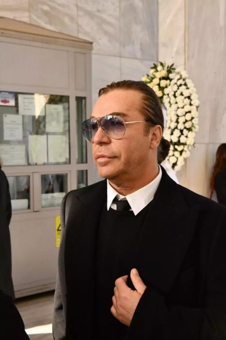 Κηδεία Αντώνη Λυμπέρη: Yποβασταζόμενη η σύζυγός του, Έλενα – Το τεράστιο στεφάνι που του έστειλε, πάνω έγραφε μόνο 3 λέξεις