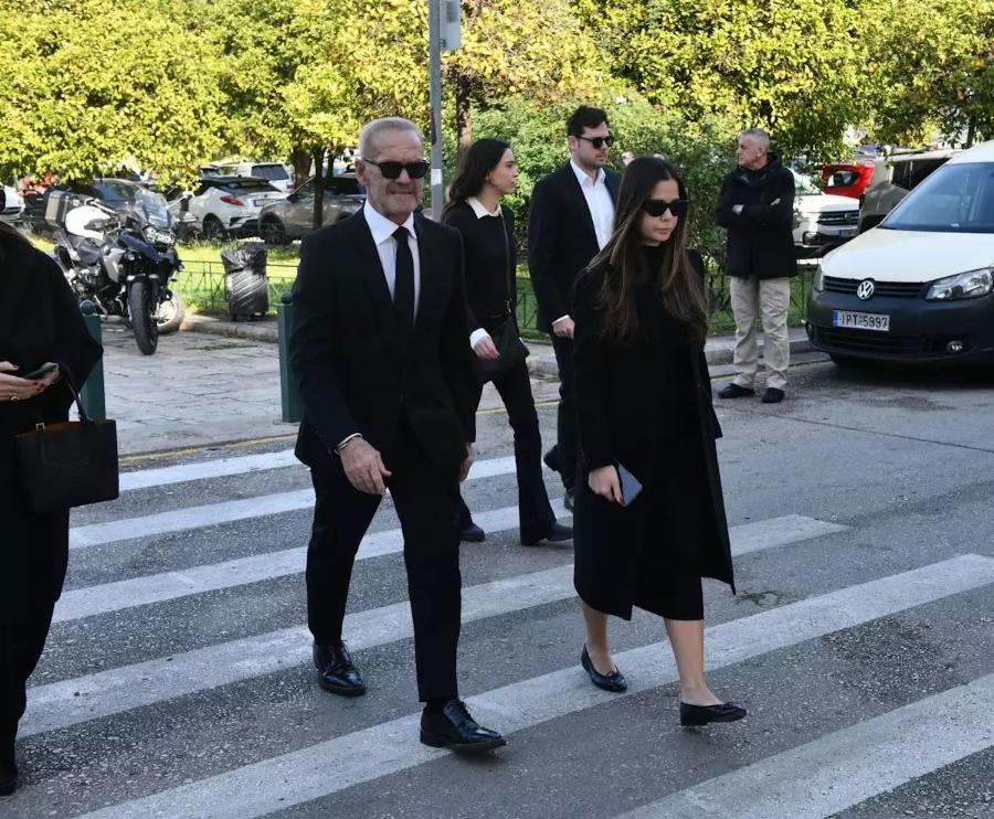 Κηδεία Αντώνη Λυμπέρη: Yποβασταζόμενη η σύζυγός του, Έλενα – Το τεράστιο στεφάνι που του έστειλε, πάνω έγραφε μόνο 3 λέξεις