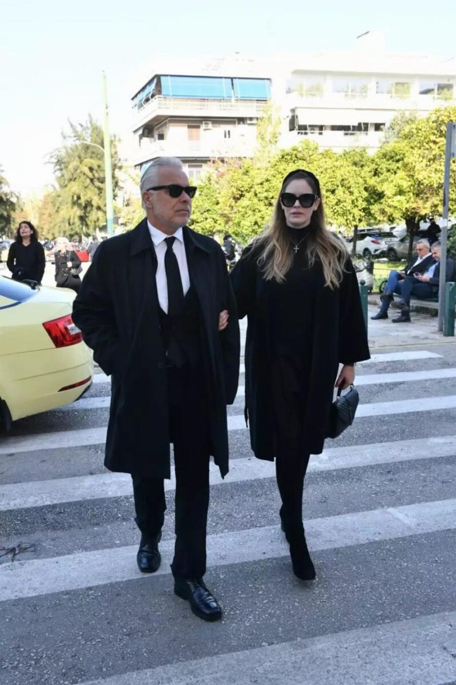 Κηδεία Αντώνη Λυμπέρη: Yποβασταζόμενη η σύζυγός του, Έλενα – Το τεράστιο στεφάνι που του έστειλε, πάνω έγραφε μόνο 3 λέξεις