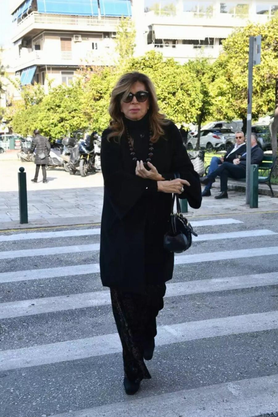 Κηδεία Αντώνη Λυμπέρη: Yποβασταζόμενη η σύζυγός του, Έλενα – Το τεράστιο στεφάνι που του έστειλε, πάνω έγραφε μόνο 3 λέξεις